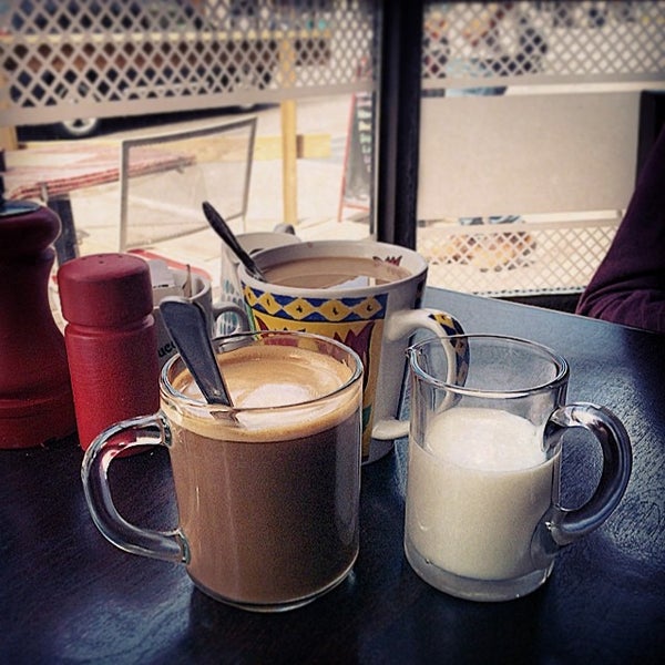 รูปภาพถ่ายที่ Lazy Tulip Cafe โดย Aylan . เมื่อ 6/15/2014