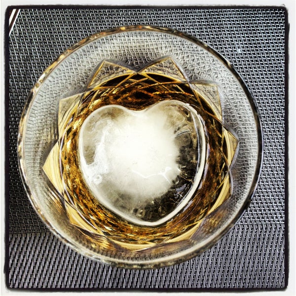 Уникальные кальян meduse, лед в виски в форме сферического шара👏👏👏 летняя веранда, очень вкусные коктейли, атмосфера безмятежная, сервис безупречен, кухня на 5 баллов!!!