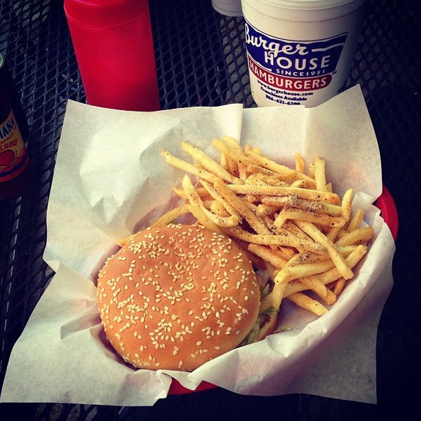 4/5/2013 tarihinde Travis W.ziyaretçi tarafından Burger House'de çekilen fotoğraf