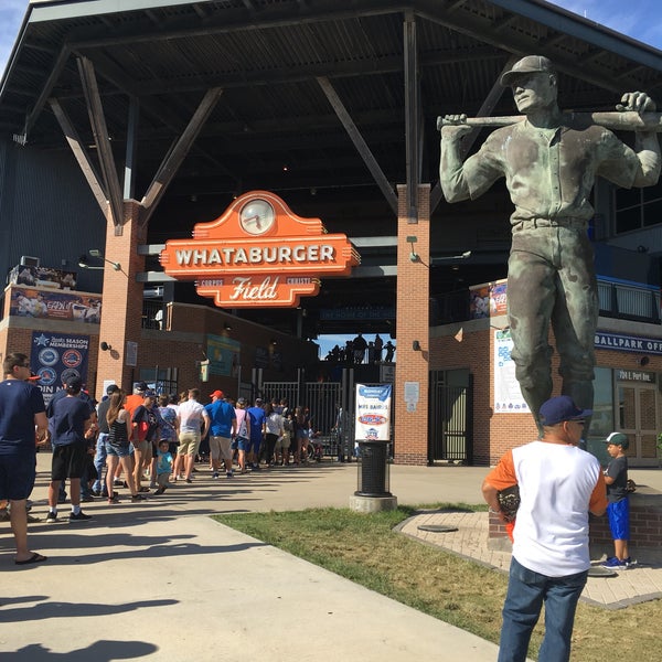 7/17/2017 tarihinde 🌸🌼🌺Claire🌺🌼🌸ziyaretçi tarafından Whataburger Field'de çekilen fotoğraf