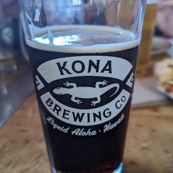 Photo taken at Kona Brewing Co. &amp; Brewpub by Tiffany L. on 6/26/2023