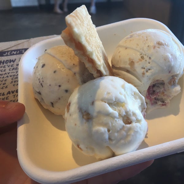 Foto tomada en Jeni&#39;s Splendid Ice Creams  por Danika el 8/26/2018