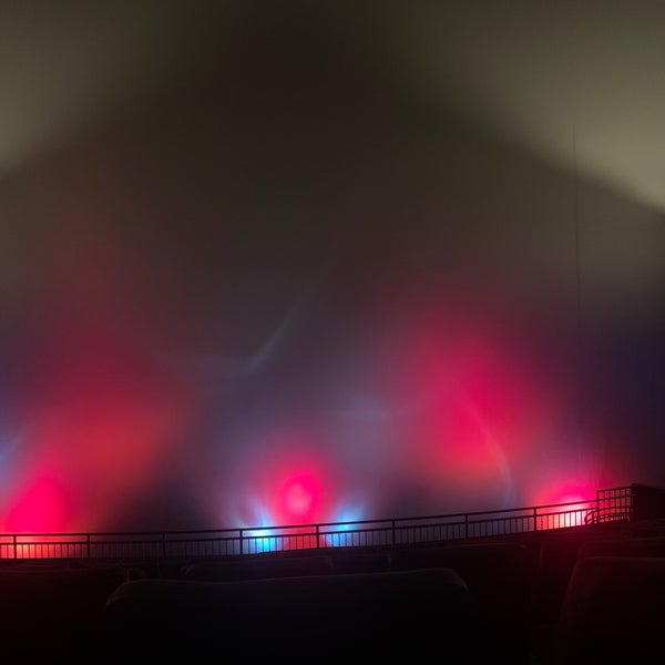รูปภาพถ่ายที่ IMAX Theatre at Tropicana Casino &amp; Resort โดย Danika เมื่อ 10/29/2021