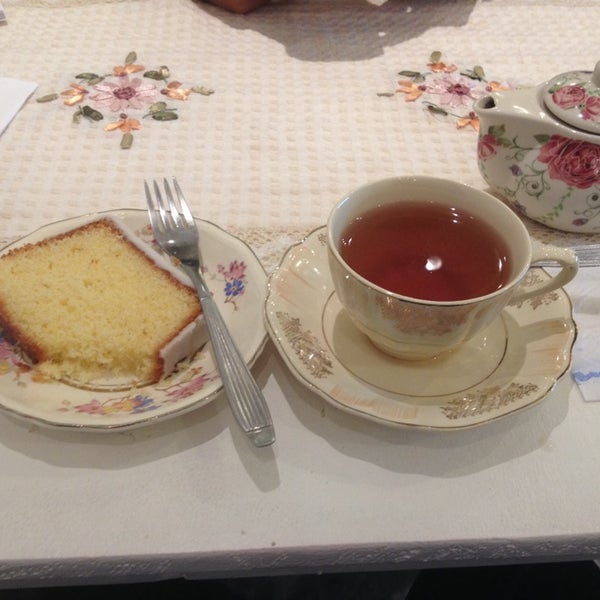 Снимок сделан в Alice&#39;s Tea House пользователем Kaoru F. 7/22/2014