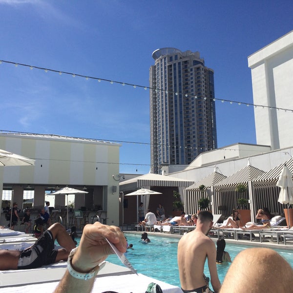 Photo taken at Azure Luxury Pool (Palazzo) by Magic on 4/12/2015