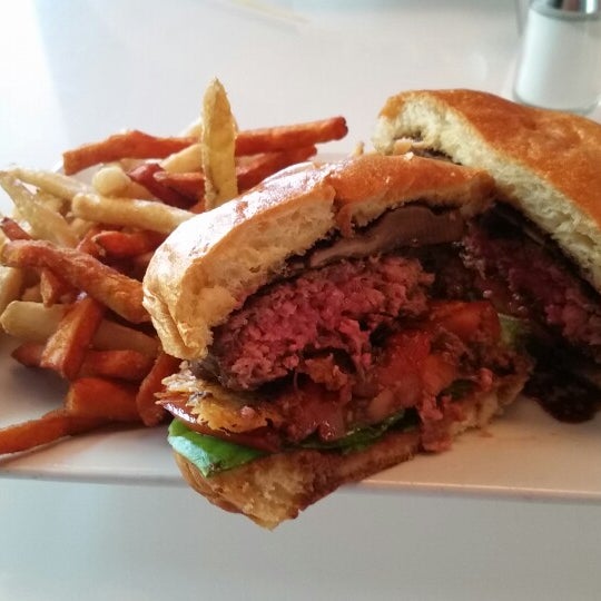 Foto tirada no(a) Lush Burger por Kris B. em 9/27/2014