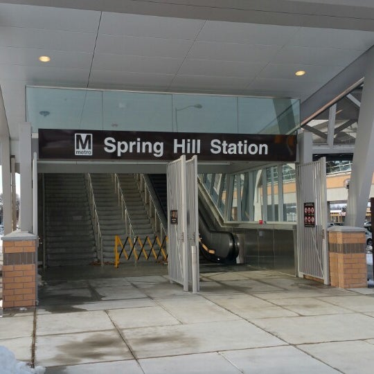 2/22/2015에 Matthew T.님이 Spring Hill Metro Station에서 찍은 사진