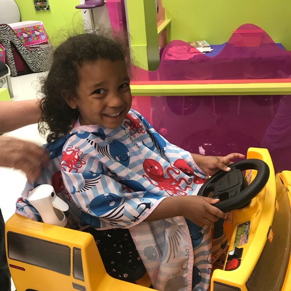 Shear Madness Haircuts for Kids Peluquería en Olathe