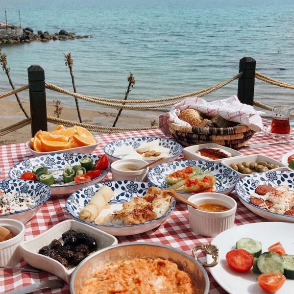 Gerçek bir köy kahvaltısı, sakin deniz manzarası, hızlı ve güler yüzlü hizmeti.. gidin bence.. ☀️💕