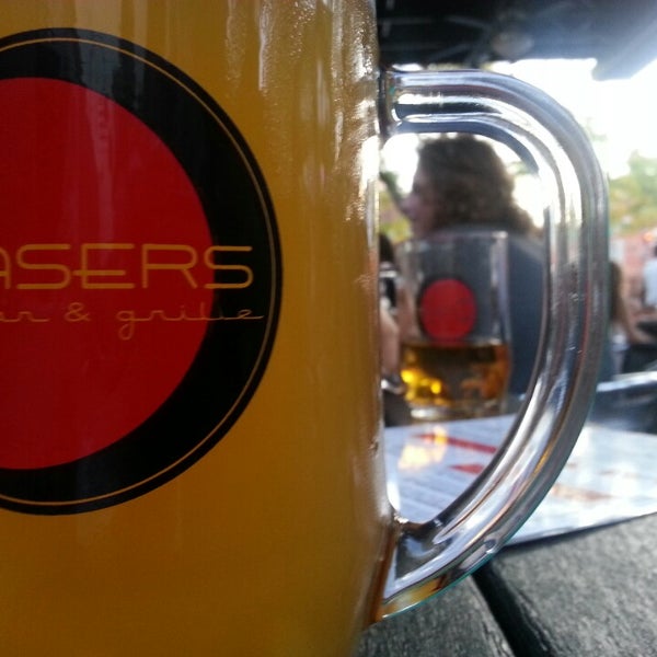 รูปภาพถ่ายที่ Chasers Bar &amp; Grille โดย Tim T. เมื่อ 9/27/2013