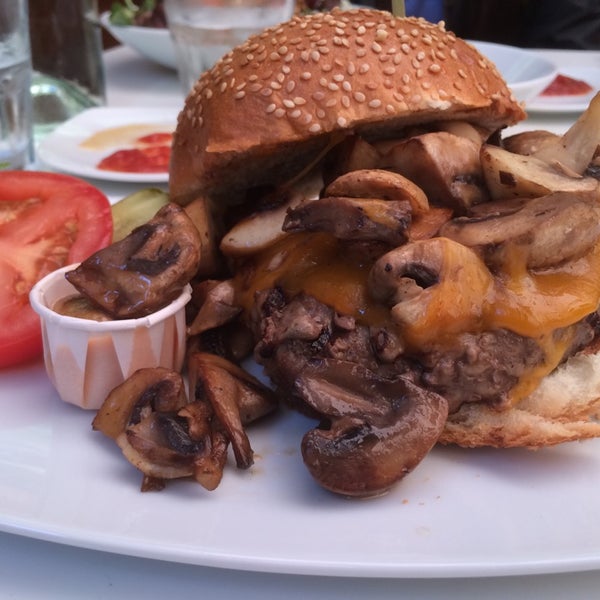 Das Foto wurde bei Barney&#39;s Gourmet Hamburgers von Dan W. am 7/10/2014 aufgenommen