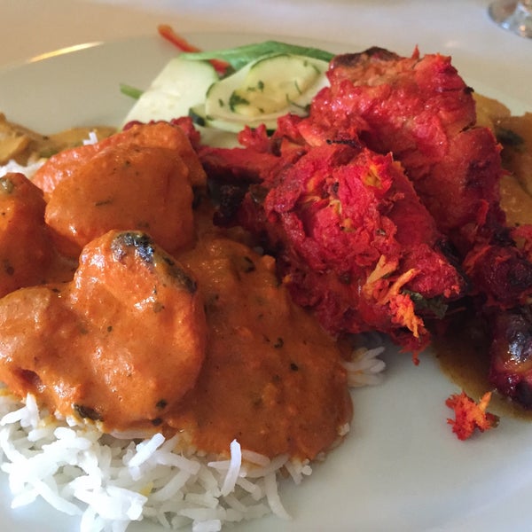 Foto diambil di Viva Goa Indian Cuisine oleh Dan W. pada 8/27/2015