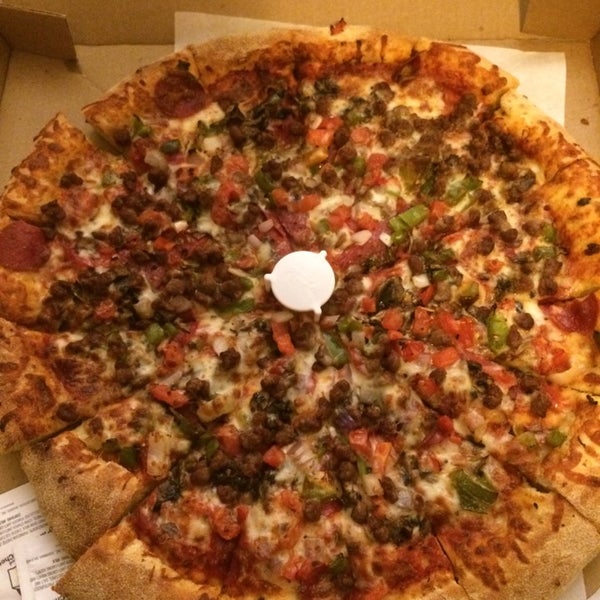 Снимок сделан в Seniore&#39;s Pizza пользователем Dan W. 3/15/2014