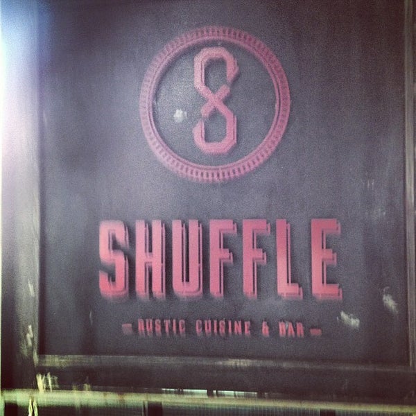 Foto tirada no(a) Shuffle por Kelly K. em 2/25/2013