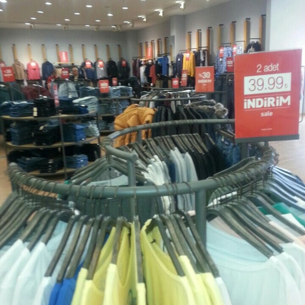 Lee Wrangler - Clothing Store
