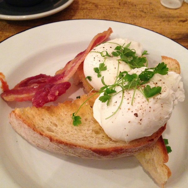 Foto tirada no(a) Yorks Bakery Cafe por Carl B. em 4/6/2013