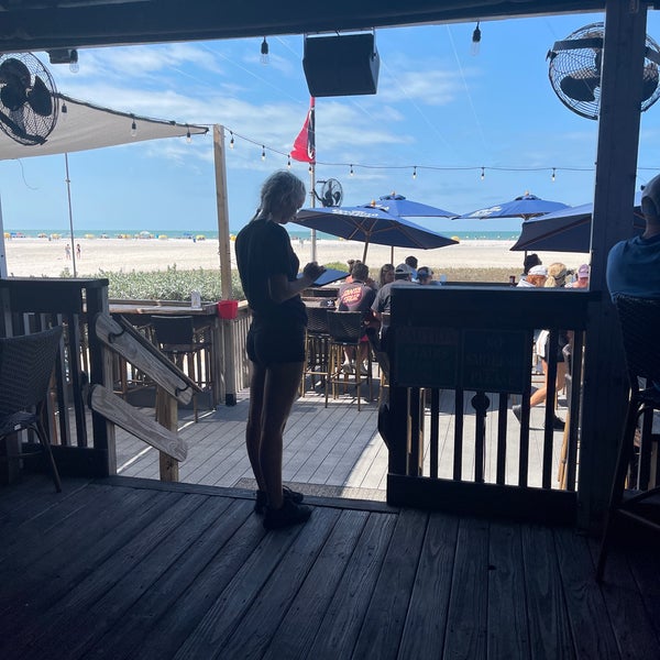 รูปภาพถ่ายที่ Sloppy Joe&#39;s On The Beach โดย FourSeas I. เมื่อ 3/20/2022