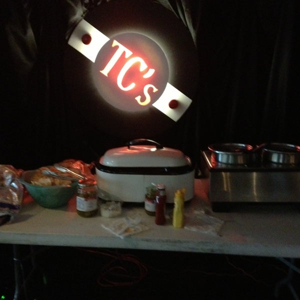 รูปภาพถ่ายที่ TC&#39;s Houston&#39;s Premiere Showbar โดย Jay M. เมื่อ 1/27/2013
