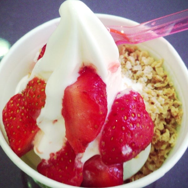 Снимок сделан в YOGU кафе, натуральный замороженный йогурт пользователем Fany 7/31/2013
