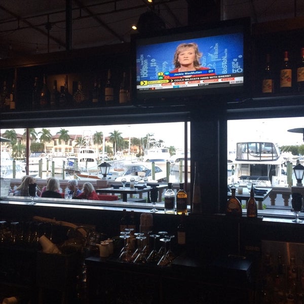 Das Foto wurde bei Carmine&#39;s Ocean Grill and Sushi Bar von Charles M. M. am 11/20/2014 aufgenommen