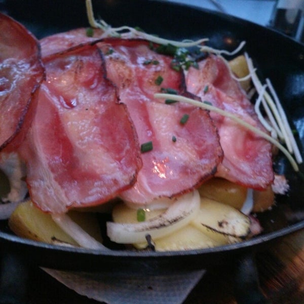 Pečeny zemiak s bryndzou a slaninkou