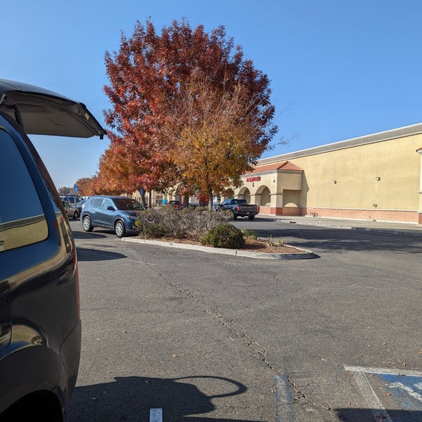 Foods Co Grocery Store in Tulare