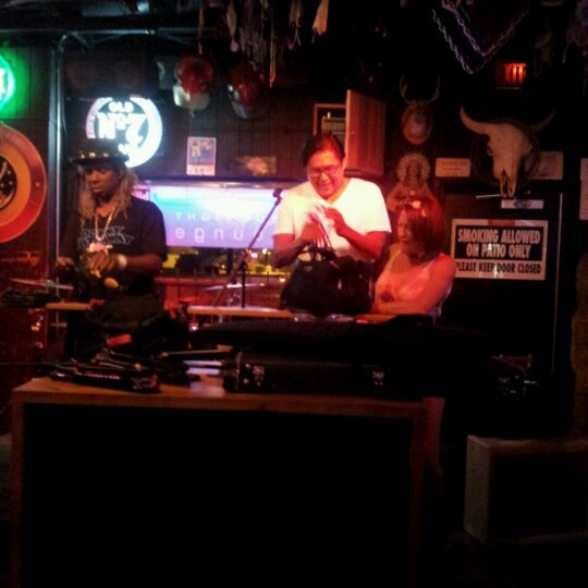 9/21/2012 tarihinde Buzz F.ziyaretçi tarafından Dirty Dogg Saloon'de çekilen fotoğraf