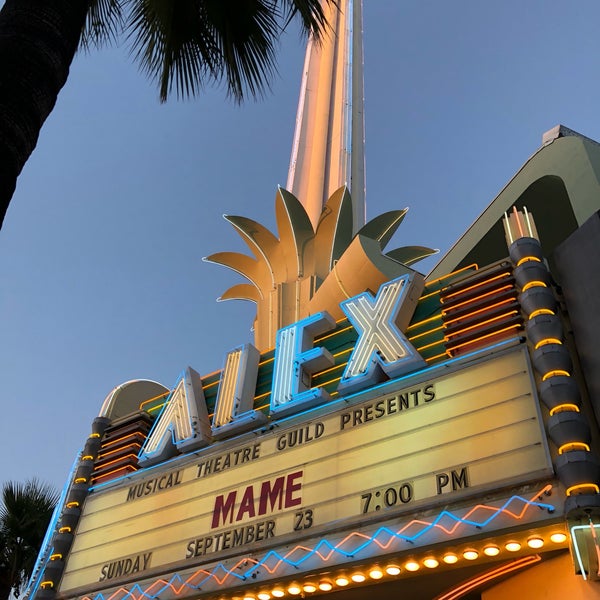 รูปภาพถ่ายที่ Alex Theatre โดย Ray Q. เมื่อ 9/24/2018
