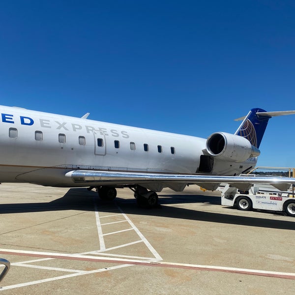 รูปภาพถ่ายที่ Monterey Regional Airport (MRY) โดย Ray Q. เมื่อ 7/13/2022