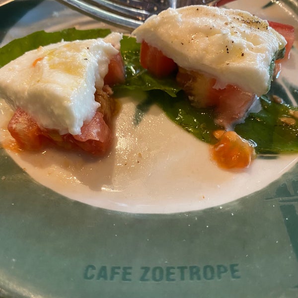 6/8/2022 tarihinde Ray Q.ziyaretçi tarafından Cafe Zoetrope'de çekilen fotoğraf