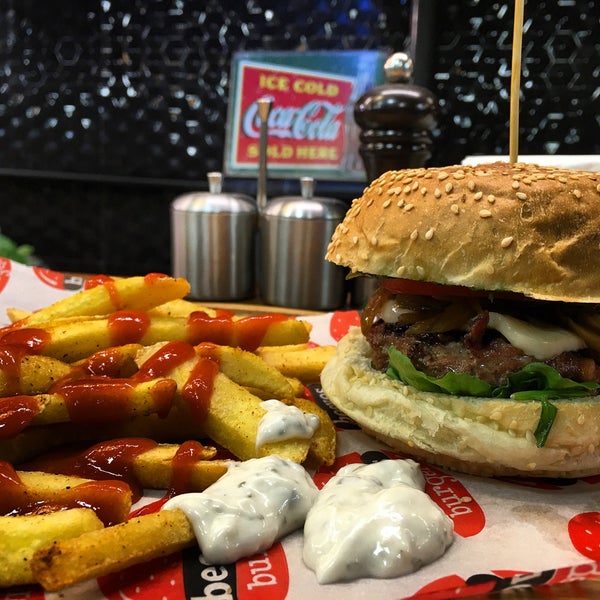 Photo prise au Beeves Burger &amp; Steakhouse par Yasin Ç. le12/5/2015