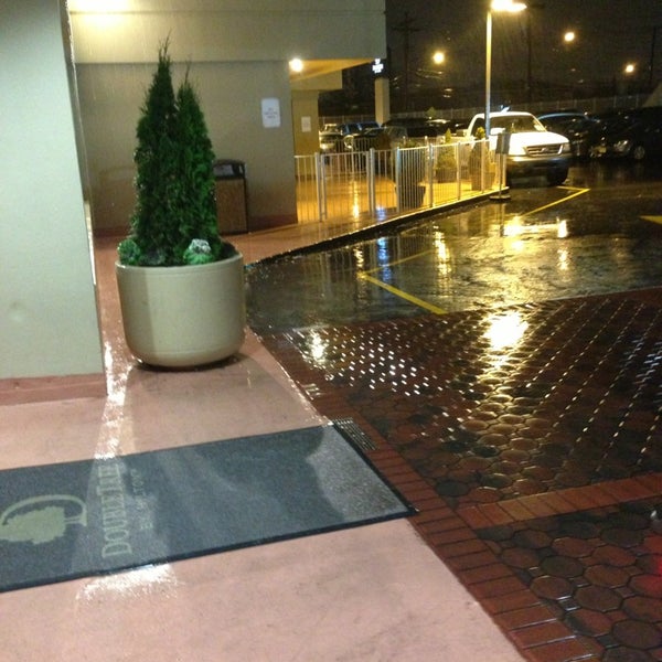 Foto scattata a Radisson Hotel JFK Airport da Vasily S. il 12/27/2012
