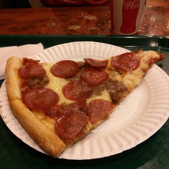 Снимок сделан в Famous Amadeus Pizza - Madison Square Garden пользователем Ikai L. 1/18/2013