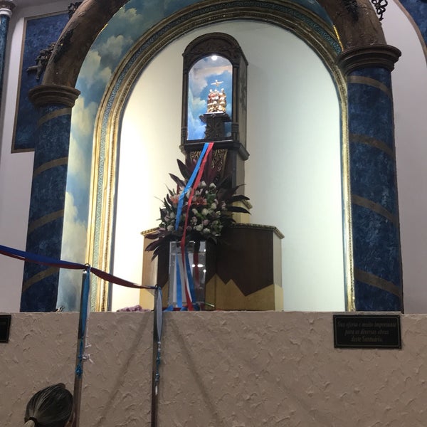 Foto diambil di Santuário Basílica do Divino Pai Eterno oleh Raffael P. pada 6/27/2018