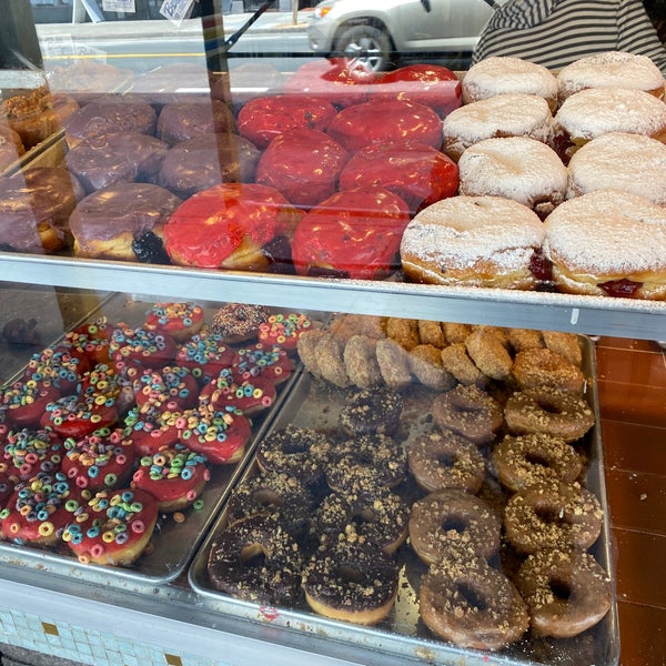 Foto diambil di Bob&#39;s Donuts oleh Bkwm J. pada 6/9/2022