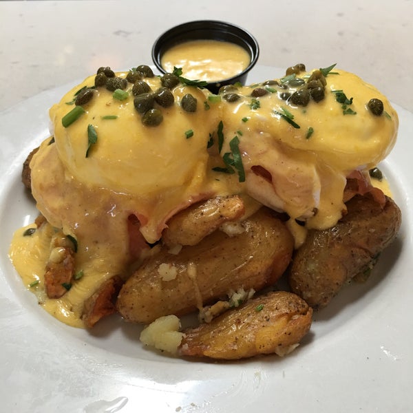 Nova Benedict: the egg, the Hollandaise sauce, the smoked salmon, the potatoes, even the capers are all good! 😍😋 Just not the buttermilk biscuit... 😕🙁😑🙄😥