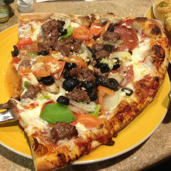 Снимок сделан в Serrano&#39;s Pizza пользователем Bkwm J. 12/17/2014