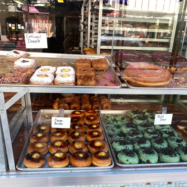 Photo taken at Bob&#39;s Donuts by Bkwm J. on 4/25/2022