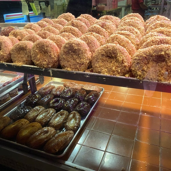 Foto diambil di Bob&#39;s Donuts oleh Bkwm J. pada 2/16/2023