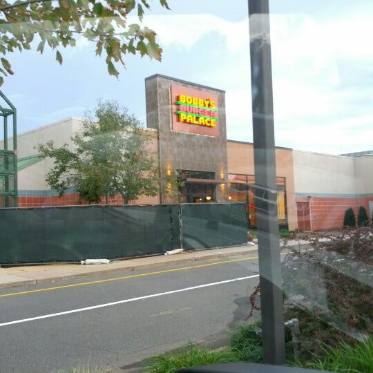 รูปภาพถ่ายที่ Bobby&#39;s Burger Palace โดย Wendy T. เมื่อ 10/8/2012