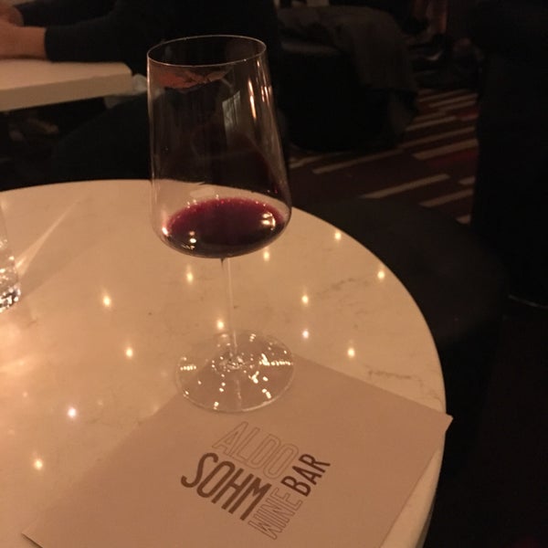 Foto tirada no(a) Aldo Sohm Wine Bar por Cheryl T. em 5/9/2017