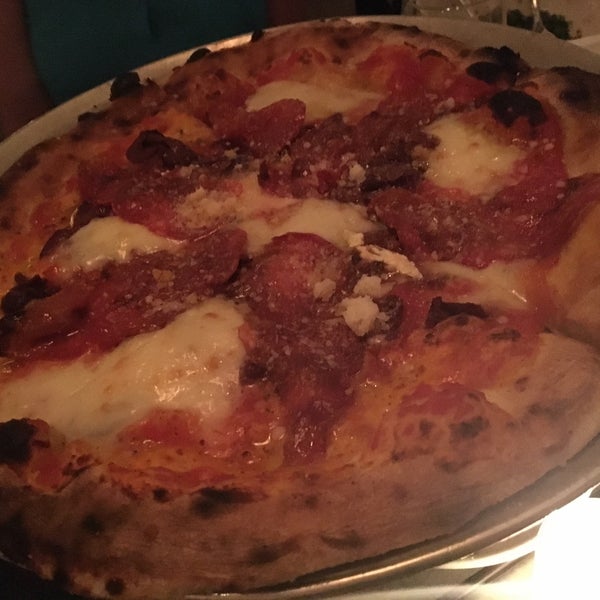 Das Foto wurde bei Pizzeria Sirenetta von Cheryl T. am 7/29/2016 aufgenommen