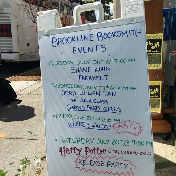Foto tirada no(a) Brookline Booksmith por Cheryl T. em 7/27/2016