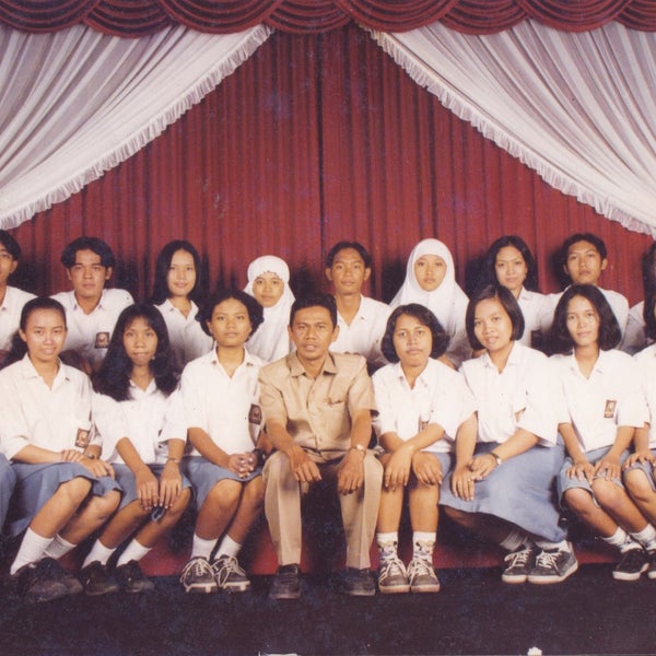 Pak Suhanto dengan siswa SMA Negeri 14 Tahun 1997.. Ha..ha..ha.. 19 tahun yang lalu, Foto ini diambil Sepulang Pak Suhanto  mengikuti Program Indonesian -Australian Teachers Exchange 1997.