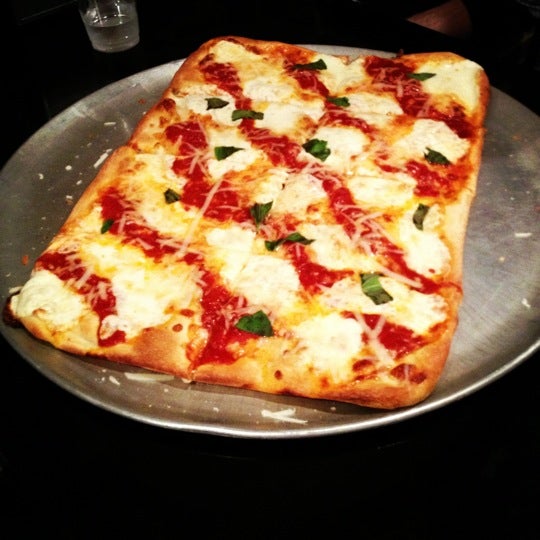 9/22/2012에 Justin K.님이 Nonna&#39;s L.E.S. Pizzeria에서 찍은 사진