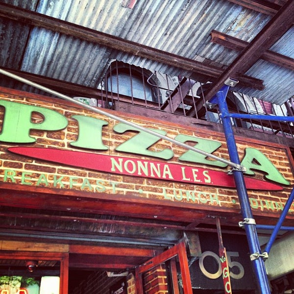 9/22/2012 tarihinde Justin K.ziyaretçi tarafından Nonna&#39;s L.E.S. Pizzeria'de çekilen fotoğraf