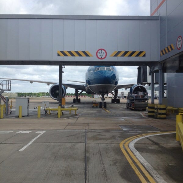 5/13/2013 tarihinde Meg S.ziyaretçi tarafından London Gatwick Airport (LGW)'de çekilen fotoğraf