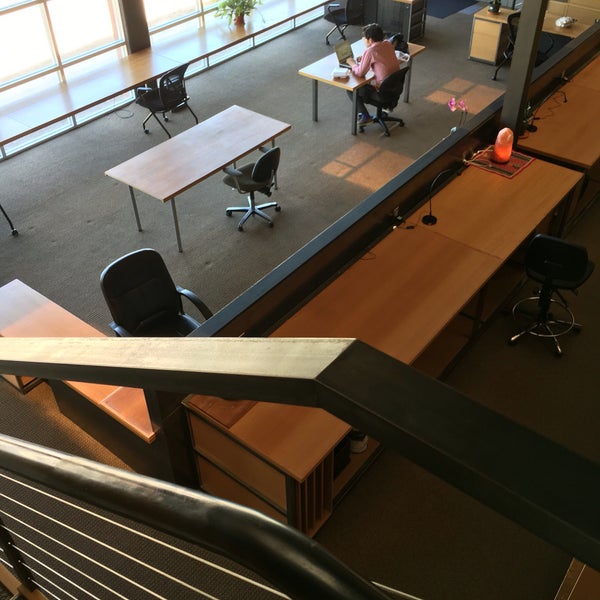 Write place. Вино лого розовое. Kings uni. Человек, делающий пометку фото. Write place.