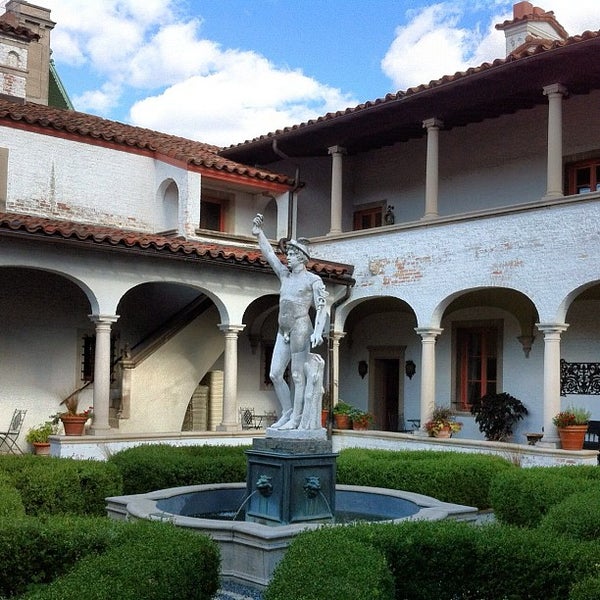 9/23/2012에 Derek H.님이 Villa Terrace Art Museum에서 찍은 사진