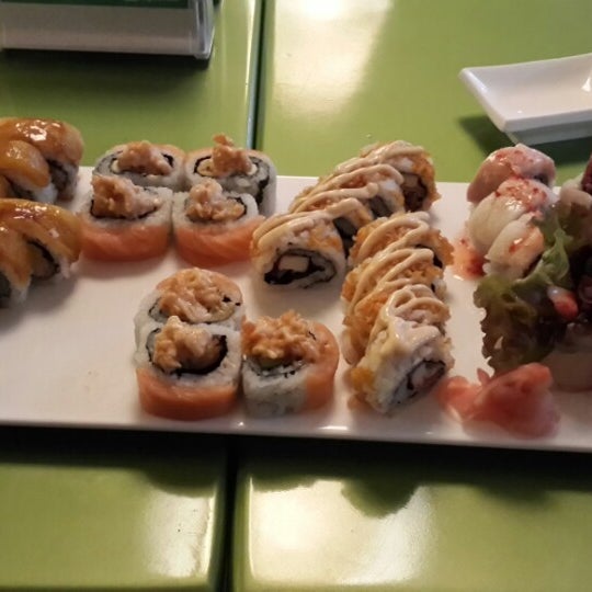 Foto tomada en Banzai Sushi Asian Cuisine  por christopher L. el 5/20/2014
